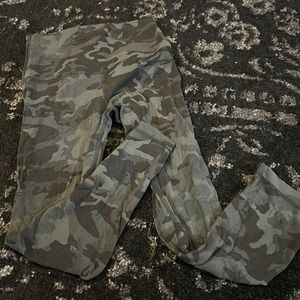 Lululemon Green Camo Crop Leggings Size 4